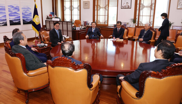 우원식 국회의장이 26일 서울 여의도 국회에서 헌정회 등 전직 국회의장단 원로급 인사들과 회동하고 있다. 2025.2.26. 연합뉴스