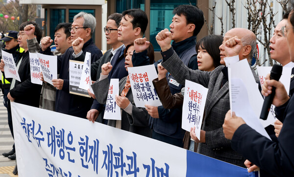 내란청산·사회대개혁 비상행동에 참여하고 있는 시민사회단체 관계자들이 9일 정부서울청사 앞에서 한덕수 대통령 권한대행 국무총리의 후임 헌법재판관 지명과 관련해 한 권한대행을 직권남용으로 고발하고 이완규 법제처장의 수사를 촉구하는 기자회견을 하고 있다. 2025.4.9. 연합뉴스