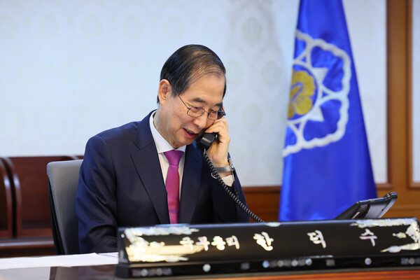 한덕수 대통령 권한대행 국무총리가 8일 정부서울청사 집무실에서 도널드 트럼프 미국 대통령과 전화 통화를 하고 있다. 2025.4.8 [국무총리실 제공] 연합뉴스