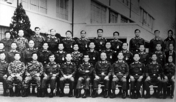 쿠데타 이후 보안사에서 기념촬영하는 신군부 세력. 앞줄 왼쪽에서 다섯 번째가 전두환. ⓒ연합뉴스