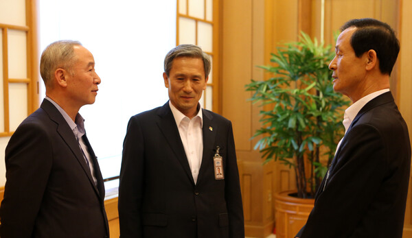 남재준 국가정보원장(왼쪽부터), 김관진 국방부 장관, 김장수 국가안보실장이 10일 오후 청와대에서 열린 외교안보장관회의 시작전 이야기를 나누고 있다. 2013.6.10. 연합뉴스
