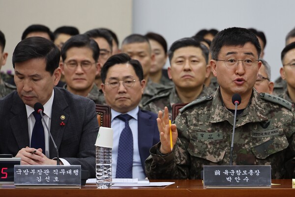 12.3 비상계엄 당시 계엄사령관을 맡은 박안수 육군참모총장(오른쪽)이 14일 오후 서울 여의도 국회에서 열린 '윤석열 정부의 비상계엄 선포를 통한 내란 혐의 진상규명 국정조사 특별위원회의'에서 의원 질의에 답하고 있다. 왼쪽은 국방부 장관 직무대행 김선호 국방차관. 2025.1.14. 연합뉴스