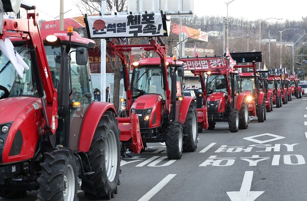 서울 서초구 남태령에서 열린 '윤석열 대통령 체포·구속 농민 행진 보장 촉구 시민대회'에서 트랙터들이 한남동 대통령 관저 방향으로 행진하고 있다. 2024.12.22. 연합뉴스