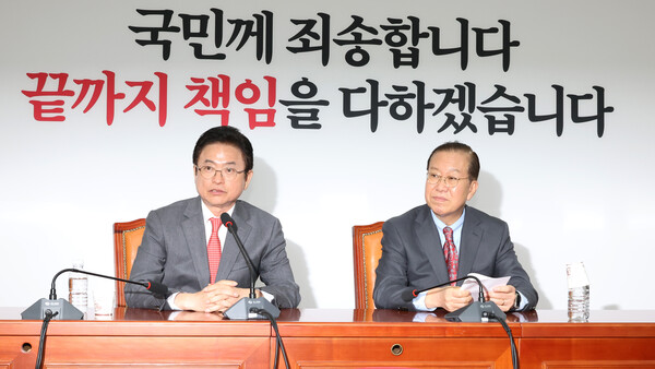 대선 출마를 선언한 이철우 경북도지사가 9일 서울 여의도 국회에서 국민의힘 권영세 비상대책위원장(오른쪽)에게 출마선언문을 전달 한뒤 발언하고 있다. 2025.4.9. 연합뉴스