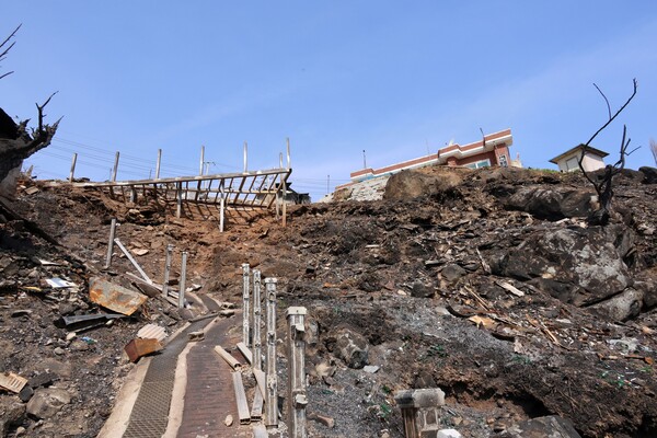 9일 경북 영덕군 영덕읍 석리 따개비마을이 지난달 번진 산불로 여기저기 타 처참한 모습을 보이고 있다. 2025.4.9. 연합뉴스