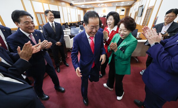 홍준표 대구시장이 10일 대구시의회에서 퇴임 인사를 한 후 시의원들의 박수를 받으며 이동하고 있다. 2025.4.10. 연합뉴스