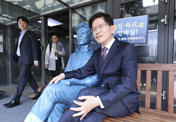 김문수 전 고용노동부 장관이 10일 서울 종로구 전태일기념관에 설치된 전태일 동상 옆에 앉아 있다. 2025.4.10 [공동취재] 연합뉴스