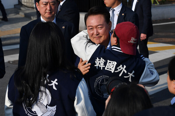 윤석열이 11일 서울 용산구 한남동 관저를 떠나며 지지자들과 인사를 나누고 있다. 2025.4.11 [공동취재] 연합뉴스
