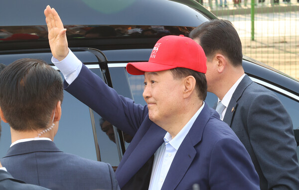 윤석열 11일 서울 용산구 한남동 관저에서 나와 서초동 사저로 향하기 전 지지자들과 인사하고 있다. 2025.4.11 [공동취재] 연합뉴스