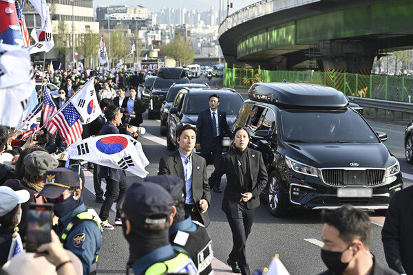 윤석열이 탑승한 차량 행렬이 11일 서울 용산구 한남동 관저에서 나와 서초동 사저로 향하고 있다. 윤석열이 나홀로 카 세리머니를 하면서 한남동 일대는 극심한 교통 정체를 겪었다. 2025.4.11 [공동취재] 연합뉴스