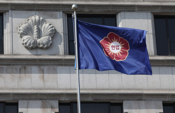 헌법재판소의 윤석열 대통령 탄핵 심판 결정이 다가오고 있는 가운데 23일 서울 종로구 헌법재판소에 게양된 깃발이 바람이 날리고 있다. 2025.3.23. 연합뉴스