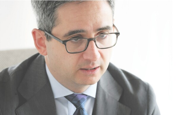 트럼프 정권 정책 브레인 중 한 사람인 '아메리칸 컴퍼스' 창설자 오런 캐스.  4월 1일 아사히