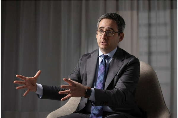 지난 3월 일본방문 당시의 오런 캐스. 4월 1일 아사히