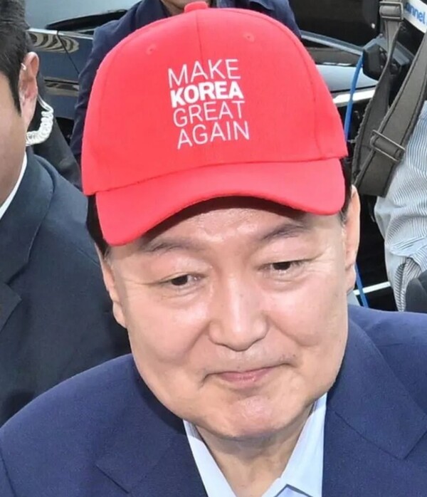 MAGA를 흉내낸 MKGA('Make Korea Great Again' 한국을 다시 위대하게) 모자를 쓴 윤석열 전 대통령. 나무위키
