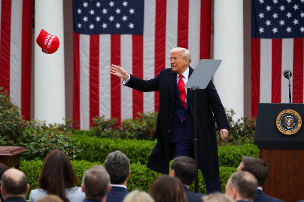 도널드 트럼프 미국 대통령이 지난 4월 2일 워싱턴 D.C. 백악관 로즈 가든에서 관세 관련 연설을 하던 중 MAGA 모자를 손에 쥐려 애쓰고 있다. 2025.4.2. 로이터 연합뉴스