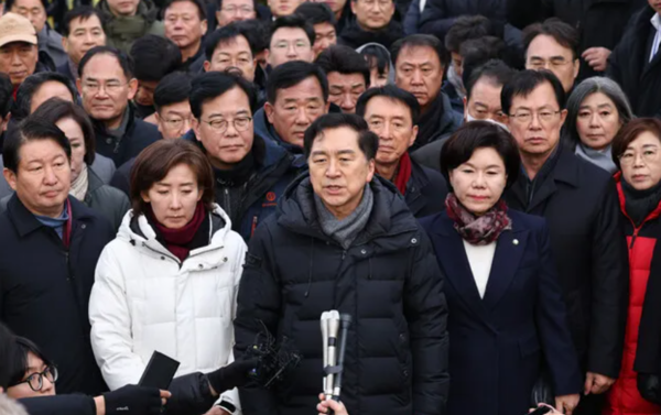 김기현 의원(가운데)을 비롯한 국민의힘 의원들이 지난 1월6일 오후 서울 용산구 대통령 관저 앞에서 입장발표를 하고 있다. 연합뉴스
