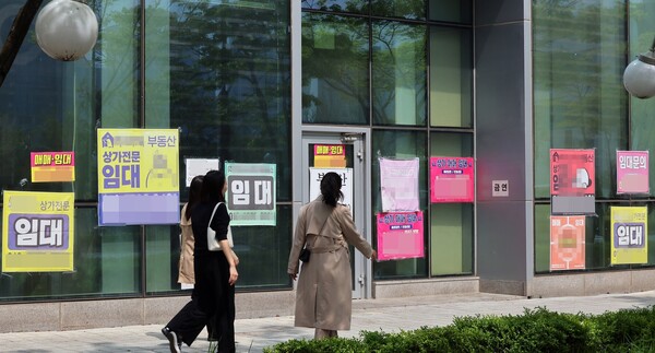 현재의 불경기를 상징하는 점포임대 빈상가들. 연합뉴스