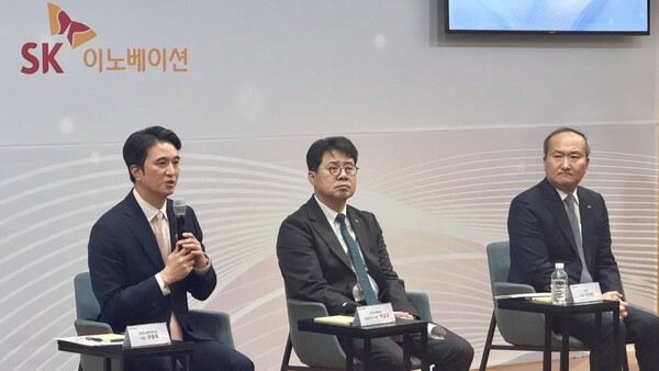 추형욱 SK이노베이션 E&S 사장, 박상규 SK이노베이션 대표이사 사장, 이석희 SK온 사장(왼쪽부터)이 3월 28일 오전 서울 종로구 SK서린빌딩 수펙스홀에서 열린 '주주와의 대화'에서 주주들과 경영 현안에 대해 소통하고 있다. 2024.3.28. 연합뉴스