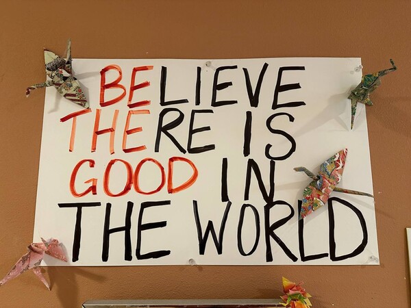 그라운드 제로 시설 내의 게시물. "세상에는 좋은 것(선)이 있다는 것을 믿으세요"