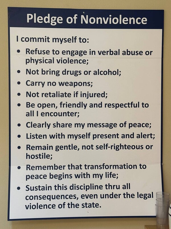 그라운드 제로 안의 또 다른 게시물 '비폭력 서약'. 말다툼이나 신체적 폭력에 가담하지 않으며, 약물(마약)이나 술을 지참하거나 무기를 휴대하지 않고, 상처받더라도 보복하지 않으며 모든 존재들에게 열려 있고 친절하며, 그들을 존중하겠다는 등의 내용을 담고 있다. 