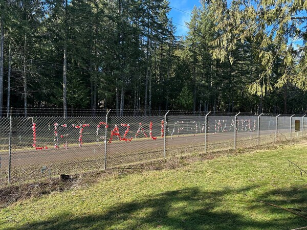 철조망에 "가자를 죽이지 마라"(Let Gaza Live !)는 구호가 설치돼 있다.