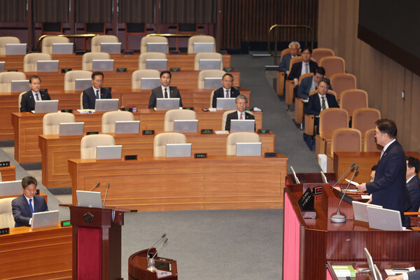 우원식 국회의장이 14일 정치·외교·통일·안보 분야 대정부질문이 진행된 국회 본회의에서 한덕수 대통령 권한대행 국무총리의 불출석에 대해 비판하고 있다. 2025.4.14. 연합뉴스