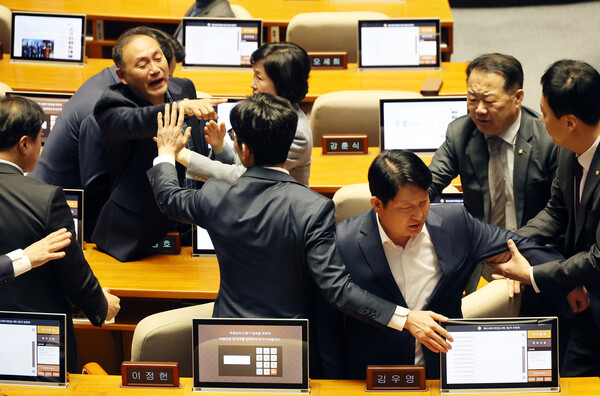 14일 정치·외교·통일·안보 분야 대정부질문이 진행된 국회 본회의에서 더불어민주당 김원이 의원과 국민의힘 권영진 의원이 언쟁하고 있다. 2025.4.14. 연합뉴스