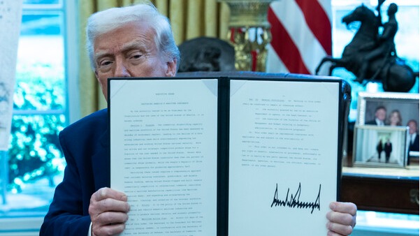 도널드 트럼프 미국 대통령이 4월 9일, 워싱턴 D.C. 백악관 타원형 사무실에서 일련의 행정명령에 서명한 뒤 이를 펼쳐보이고 있다. 2025.4.9. UPI 연합뉴스