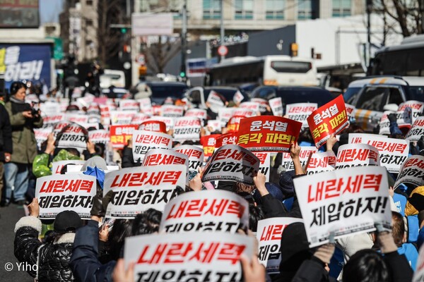 29일 오후 서올 종로구 헌재 인근 안국역 1번 출구 앞에서 열린 '윤석열 파면! 국힘당 해산! 133차 전국집중 촛불문화제'에 참가한 시민들이 구호를 외치고 있다. 2025.3.29. 사진 이호 작가