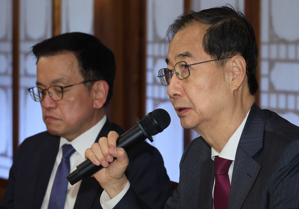 한덕수 대통령 권한대행 국무총리가 14일 서울 공관에서 경제안보전략 TF 회의를 하고 있다. 왼쪽은 최상목 부총리 겸 기획재정부 장관. 2025.4.14.