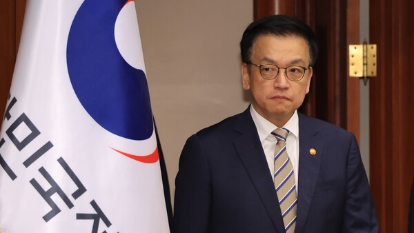 최상목 부총리 겸 기획재정부 장관이 15일 서울 종로구 정부서울청사에서 열리는 경제관계장관회의 겸 산업경쟁력강화 관계장관회의에 참석하고 있다. 2025.4.15. 연합뉴스