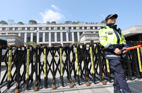15일 서울 종로구 헌법재판소 앞에서 경찰이 경계 근무를 서고 있다. 헌재는 이날 재판관 평의를 열고 한덕수 대통령 권한대행 국무총리의 헌법재판관 후보자 지명이 위헌인지에 관해 논의했다. 2025.4.15 연합뉴스