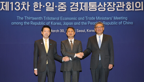 안덕근 산업통상자원부 장관(가운데)과 무토 요지 일본 경제산업상(왼쪽), 왕원타오 중국 상무부장이 30일 서울 중구 대한상공회의소에서 열린 제13차 한·일·중 경제통상장관회의에서 기념 촬영을 하고 있다. 2025.3.30 연합뉴스