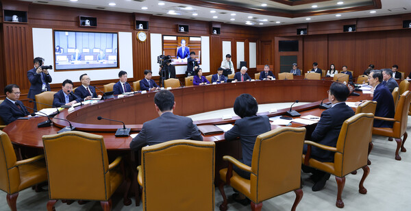 한덕수 대통령 권한대행 국무총리가 10일 정부서울청사에서 국정현안관계장관회의를 하고 있다. 2025.4.10. 연합뉴스