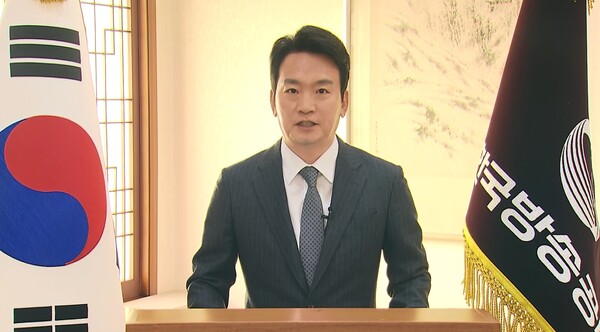 김건희 씨가 받은 명품백을 '작은 파우치'라고 축소한 KBS 박장범 사장의 모습.