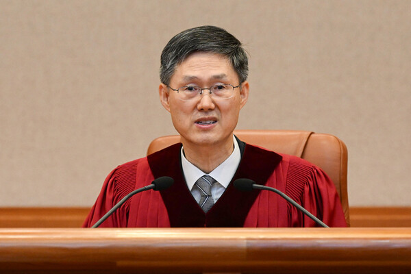 문형배 헌법재판소장 권한대행이 4일 서울 종로구 헌법재판소 대심판정에서 윤석열 대통령 탄핵심판 인용 결정문을 낭독하고 있다. 2025.4.4 [사진공동취재단] 연합뉴스