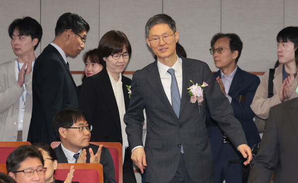 문형배 헌법재판소장 권한대행과 이미선 재판관이 18일 서울 종로구 헌법재판소에서 열린 퇴임식에 참석하기 위해 입장하고 있다. 2025.4.18 연합뉴스