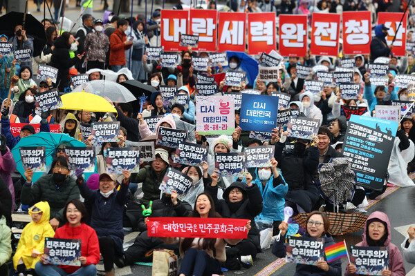 헌법재판소가 윤석열 전 대통령의 파면을 선고한 다음날인 5일 서울 종로구 광화문 앞에서 윤석열 즉각퇴진·사회대개혁 비상행동 주최로 열린 '승리의날 범시민대행진' 집회에서 참가자들이 구호를 외치고 있다. 2025.4.5. 연합뉴스