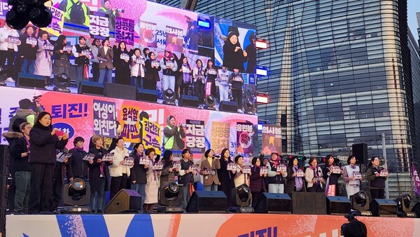 지난 8일 서울 종로구 광화문 일대에서 열린 ‘윤석열즉각퇴진•사회대개혁 비상행동’ 발언 무대에서 장혜영 전 의원, 박지현 더불어민주당 전 비대위원장, 권김현영 여성학자 등 여성 28인이 여성1만인 선언문을 낭독하고 있다. ⓒ내란 극복과 민주주의 회복을 위한 3.8 여성 1만인 선언 주최측. 2025.03.11 여성신문