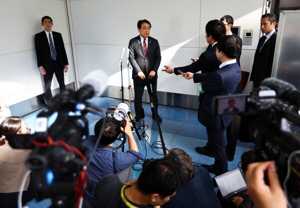 16일 미국을 방문해 도널트 트럼프 등 미국 정부 관리들과 관세협상을 벌였던 아카자와 료세이 일본 경제재생상 18일 도쿄 하네다 공항에 도착해 기자들을 만나고 있다. 2025.4.18. 로이터 연합뉴스