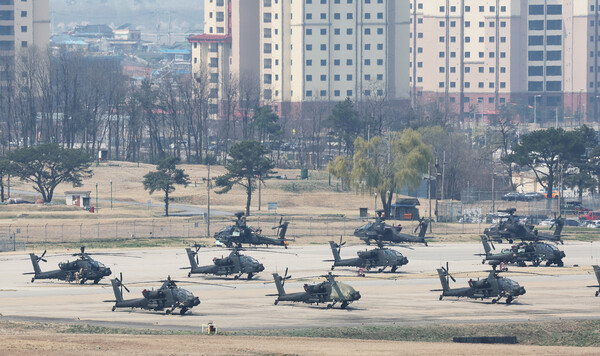 지난 10일 경기도 평택시 캠프 험프리스에 아파치 헬기가 계류되어 있다. 도널드 트럼프 미국 대통령은 9일(현지시간) 주한미군 등 해외미군 감축 문제가 방위비 분담금과 연계될 수 있다고 시사하면서 방위비 분담금 문제를 무역 협상과 패키지로 논의하겠다는 취지로 언급했다. 2025.4.10. 연합뉴스