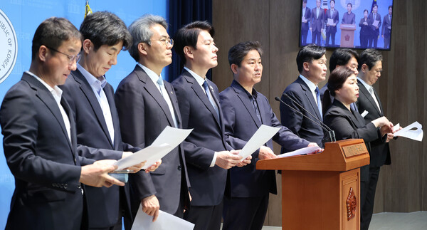 더불어민주당 전정권정치탄압대책위원회 위원들이 17일 서울 여의도 국회 소통관에서 '감사원의 전 정권 표적 감사 규탄' 기자회견을 하고 있다. 2025.4.17. 연합뉴스