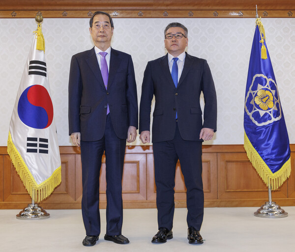 한덕수 국무총리(왼쪽)가 4일 오후 서울 종로구 정부서울청사에서 열린 차관급 임명장 수여식에 참석해 유병호 감사위원에게 임명장을 전달한 뒤 기념 촬영하고 있다. 2024.3.4. 연합뉴스
