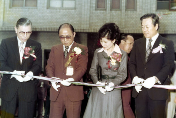 1977년 3월 서울 동대문구 용두동의 경로병원 개원식에 참석한 최태민 씨(왼쪽에서 두 번째)와 박근혜 양. 연합뉴스