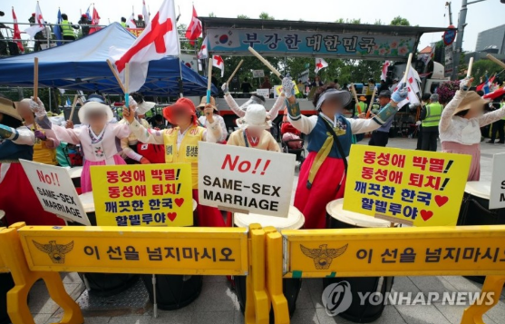 2019년 6월 1일 서울광장에서 열린 ‘서울퀴어문화축제’ 행사장 앞에서 동성애를 반대하는 개신교인들이 반대 집회를 열고 있다. 2019.6.1. 연합뉴스