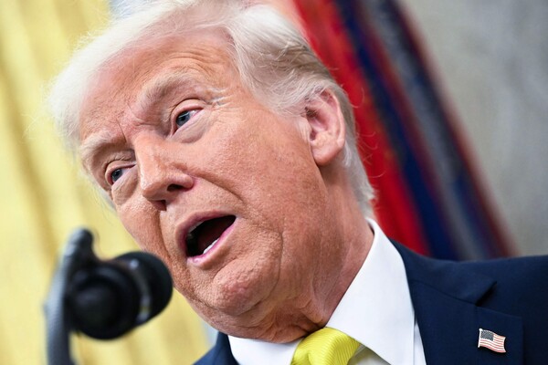 도널드 트럼프 미국 대통령이 18일 백악관 집무실에서 메디케어 및 메디케이드 서비스센터(CMS) 메흐메트 오즈 센터장  취임식에서 발언하고 있다. 2025. 04. 18 [AFP=연합뉴스]