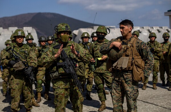일본 자위대 대원(병사)들.   위키백과