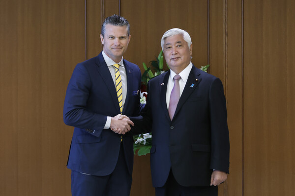 3월 30일 도쿄의 일본 방위성에서 만난 피트 헤그세스 미국 국방장관(왼쪽)과 나카타니 겐 일본 방위상. 이날 나카타니 방위상은 헤그세스 장관에게 '원시어터' 구상을 제안해 미국의 환영을 받았다. AP 연합뉴스