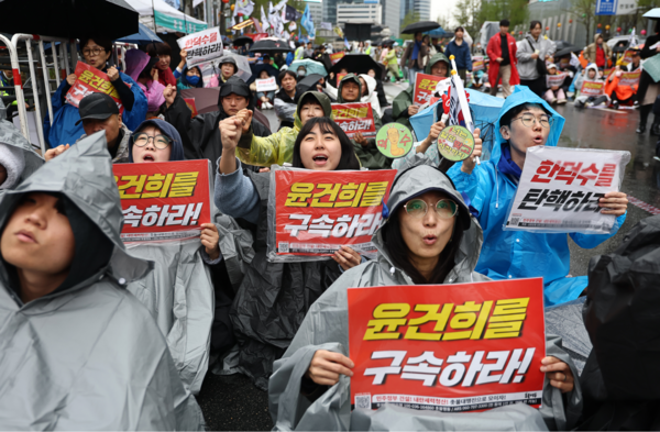  12일 서울 시청역 인근에서 ‘촛불행동, 윤건희 구속-한덕수 탄핵’ 집회가 열리고 있다. 2025.4.12. 연합뉴스