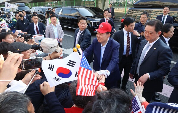  윤석열 전 대통령이 11일 서울 용산구 한남동 관저에서 나와 서초동 사저로 향하기 전 지지자들과 인사하고 있다. 2025.4.11. 연합뉴스